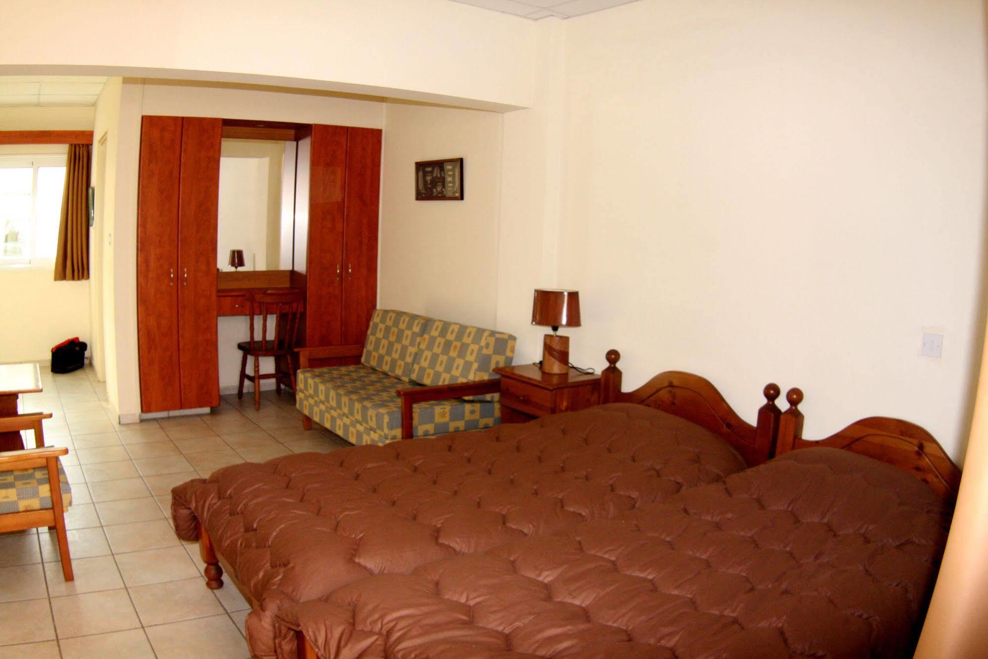 Palm Sea Beach Hotel Apartments Larnaka Exterior foto